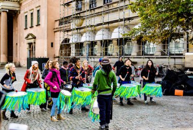 COPENHAGEN, DENMARK, 10 Ekim 2015: Danimarka 'nın Kopenhag kentindeki ana yaya bölgesinde bir kadın baterist grubu çalıyor. 