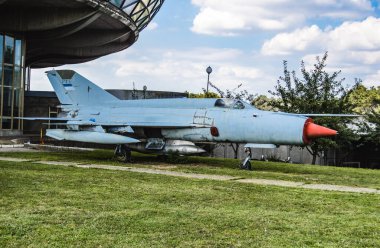 BELGRAD, SERBIA, 25 Ağustos 2017: Belgrad Uluslararası Havalimanı yakınlarındaki Havacılık Müzesinde eski bir savaş uçağı MiG-21.