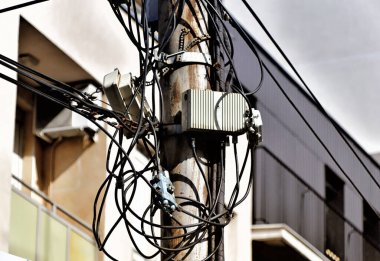 BELGRAD, SERBIA, Nisan 05 2018: Sırbistan 'ın Belgrad kentindeki elektrik direğinde çok sayıda kablo ve kablo karmaşa içinde.