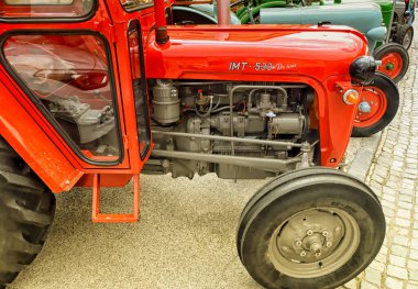 PTUJ, SLOVENIA, 20 Mayıs 2018: IMT 533 De Luxe eski Yugoslav traktörü, Slovenya 'nın Ptuj kentinde düzenlenen eski araç sergisinde sergilendi.