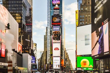 NEW YORK CITY, 27 Mayıs 2017: Times Meydanı, New York muhtemelen ABD ve dünyada en çok ziyaret edilen yerlerden biri..