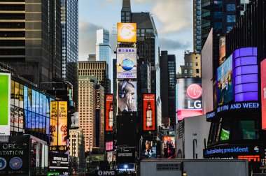 NEW YORK CITY, ABD, 27 Mayıs 2017: New York City, ABD 'de alacakaranlık sırasında Times Meydanı' ndaki bataklık reklam panoları.