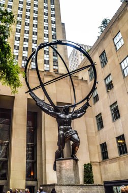NEW YORK CITY, ABD, 31 Mayıs 2017: Rockefeller Center önündeki Atlas heykeli, ABD 'nin New York şehrinde cenneti tutan Antik Yunan Atlası' nı resmediyor.