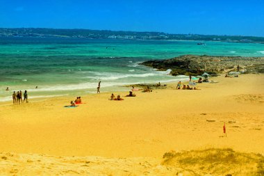 Eski İspanya, İspanya, 18 Temmuz 2018: İnsanlar sıcak yaz gününde İspanya 'nın Formentera adasında yüzüyorlar.