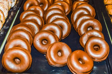 Çikolata kaplı fırında çikolatalı çörekler..