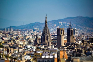 Barselona, İspanya, Montjuic tepesinden şehrin ve katedralin üzerine panoramik bir manzara. Barselona üzerinde panoramik bir görünüm.