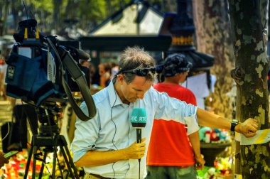 BARCELONA, İspanya, 21 Ağustos 2017: Elinde mikrofonla TV muhabiri Barselona, İspanya 'da canlı yayına hazırlanıyor..