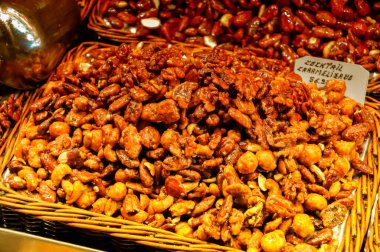 BARCELONA, İspanya, 21 Ağustos 2017: Barcelona, İspanya 'daki La Boqueria pazarında karamelleştirilmiş fındık karışımı.