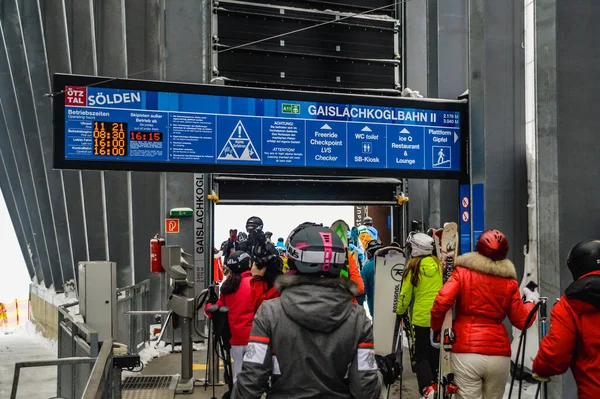 Soelden Austria January 2018 Group Skiers Getting Out Top Station — Stock Photo, Image
