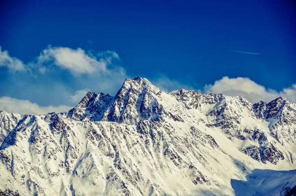 人気のスキーリゾートで寒い冬の日に新鮮な雪で覆われた山々オーストリアのObergurgl Hochgrl — ストック写真