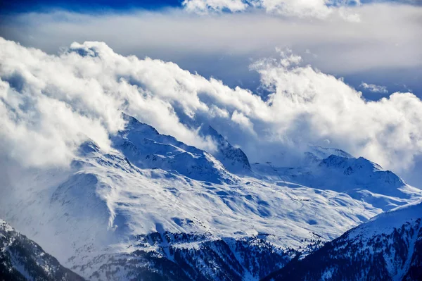 Montañas Cubiertas Nieve Fresca Frío Día Invierno Popular Estación Esquí —  Fotos de Stock