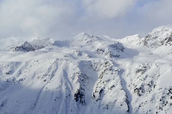 奥地利Obergurgl Hochgurl受欢迎的滑雪胜地在寒冷的冬日覆盖着新雪的山脉 — 图库照片