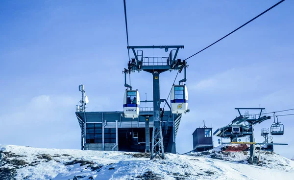 Madonna Campiglio Italy January 2015 Τελεφερίκ Spinale Πλησιάζει Στον Σταθμό — Φωτογραφία Αρχείου