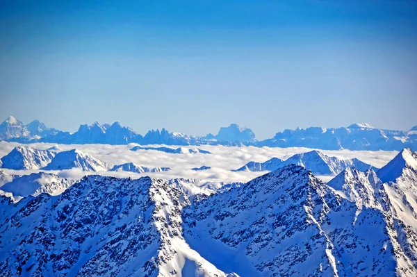 Picos Montañosos Austríacos Cubiertos Nieve Durante Invierno —  Fotos de Stock