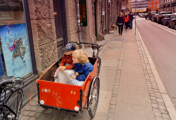 哥本哈根 2015年10月10日 两个孩子坐在自行车拖车里 透过窗户看电影海报 — 图库照片