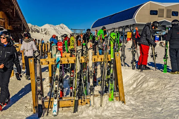 Obergurgl Austria January 2018 Skiers Passing Skis Piled Railing Resort — Stock Photo, Image