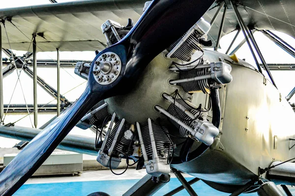 Belgrade Serbia 2016年8月25日 セルビアのベオグラードの航空博物館で公開されている古い戦闘機の飛行機で プロペラ付きの放射ピストンエンジン — ストック写真