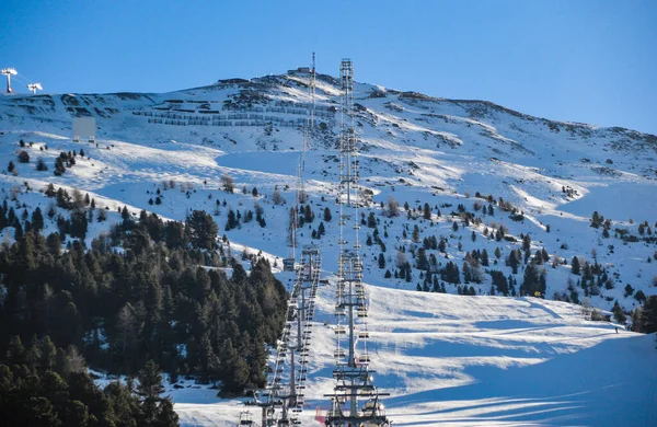 Bormio Italia Enero 2017 Esquiadores Remontes Pistas Durante Las Vacaciones — Foto de Stock