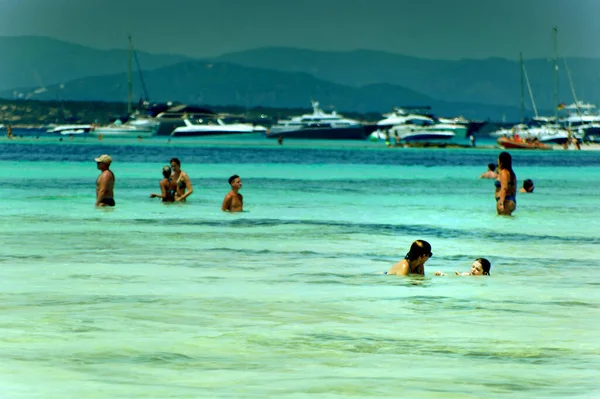Formentera Spanje Juli 2018 Mensen Zwemmen Zee Tijdens Warme Zomerdag — Stockfoto