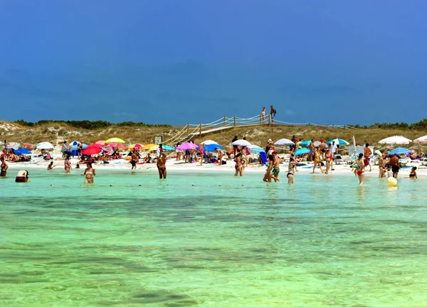 Formentera España Julio 2018 Las Personas Bañan Mar Durante Caluroso — Foto de Stock