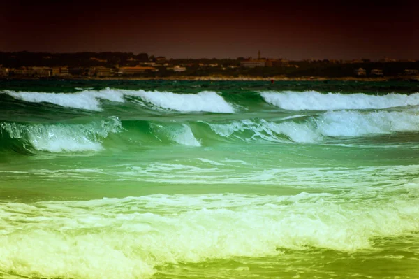 西班牙福尔门特拉海滩野生部分的海浪 — 图库照片