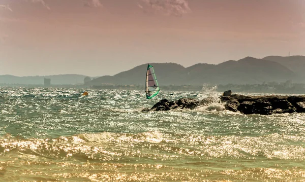 Cambrils Spanya Ağustos 2018 Huzursuz Denizde Sörf Yapan Bir Rüzgar — Stok fotoğraf