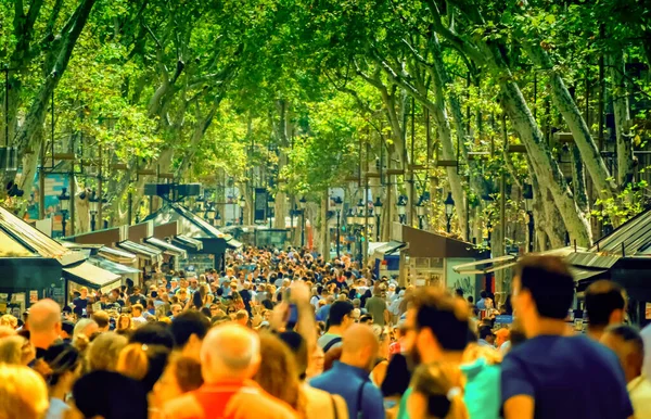 BARCELONA, İSPAN, 21 Ağustos 2017: Binlerce kişi İspanya 'nın Barcelona kentindeki ünlü La Rambla caddesinde toplandı.