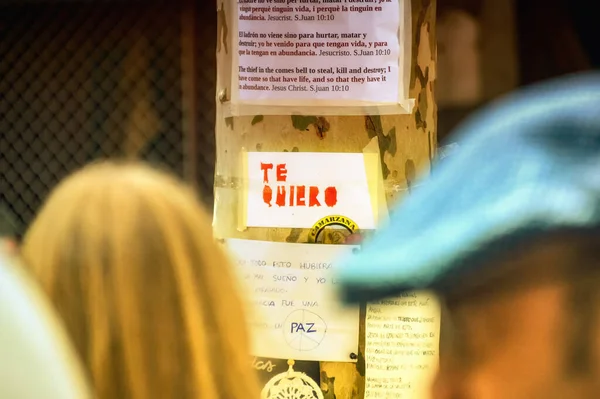 BARCELONA, İspanya, 21 Ağustos 2017: Barcelona, İspanya 'daki terörist saldırısından sonra La Rambla caddesindeki ağaçta mesajlar.