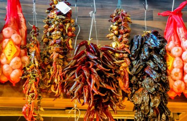 BARCELONA, SPAIN, 21 Ağustos 2017: İspanya 'nın Barselona kentindeki popüler La Boqueria pazarında kalça üzerinde soğan ve kırmızı biber paketleri.