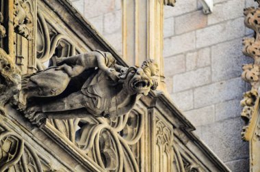 BARCELONA, İspanya, 21 Ağustos 2017: Kutsal Haç Katedrali ve İspanya 'nın Barselona kentindeki Aziz Eulalia Katedrali' nin duvarında güçlü bir heykel.