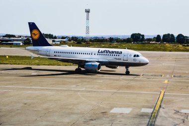 BELGRAD, SERBIA, 27 Ağustos 2017: Bir Lufthansa Airbus A319-100 Uluslararası Belgrad Havaalanı 'ndaki park yerine yaklaşıyor.