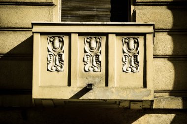 BELGRAD, SERBIA, 25 Ağustos 2017: Belgrad, Sırbistan 'daki kentsel yapı cephesinde Bas yardım heykeli.