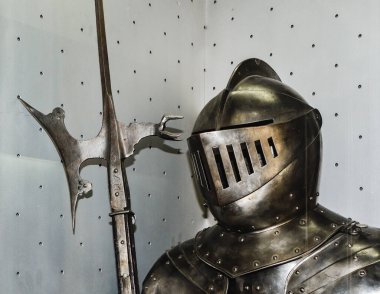 BELGRAD, SERBIA, 27 Ekim 2017: 16. yüzyıl zırhının bir parçası, Avrupa kökenli, güzel bir soğuk silaha sahip, Sırbistan 'ın başkenti Belgrad' daki Askeri Müzede sergilendi.