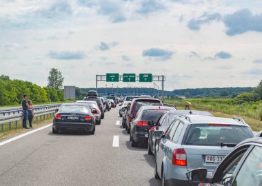 BAJAKOVO, CROATIA, 15 Temmuz 2016: Çoğu her yaz AB 'de çalışan Türkler ve diğerleriyle birlikte binlerce otomobil, Hırvatistan ile Sırbistan arasındaki sınır kapısında korkunç bir trafik sıkışıklığı yarattı.
