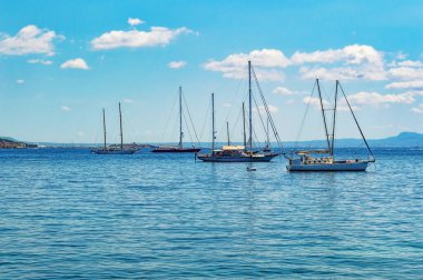 MAGALUF, İspanya, 23 Temmuz 2016: Magaluf körfezindeki yatlar, Mallorca, İspanya.