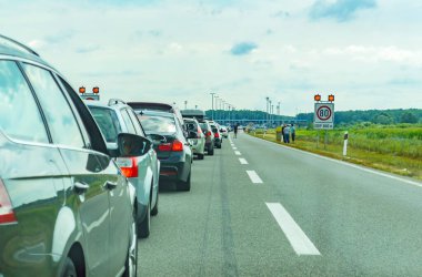 BAJAKOVO, CROATIA, 15 Temmuz 2016: Çoğu her yaz AB 'de çalışan Türkler ve diğerleriyle birlikte binlerce otomobil, Hırvatistan ile Sırbistan arasındaki sınır kapısında korkunç bir trafik sıkışıklığı yarattı.