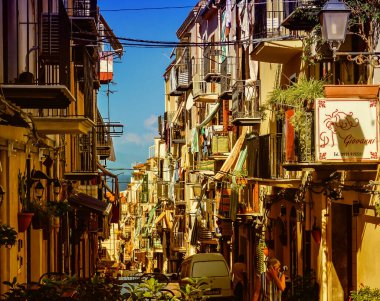 CEFALU, SICILY, İtalya, 13 Ağustos 2015: Cefalu, İtalya 'da Tipik Sokak.