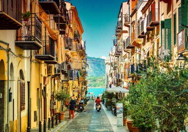 CEFALU, SICILY, İTALYA, 13 Ağustos 2015: Cefalu, İtalya 'da denize doğru yol.