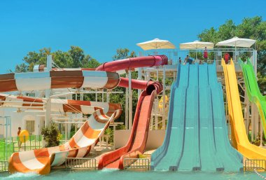 Mavi deniz kıyısındaki altın kumlu sahilde yapılan bir sos, Yunanistan 'ın Girit adasındaki yaz tatillerinde güneşli bir günün daha sona erişini temsil ediyor..