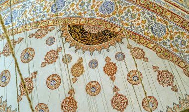 ISTANBUL, TURKEY, Nisan 04 2015: İstanbul, Türkiye 'de Mavi Cami Geleneksel Osmanlı canlı ve güzel tavan süslemeleri.