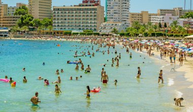 MAGALUF, İspanya, 17 Temmuz 2016: Magaluf, Palma de Mallorca, İspanya 'da yaz günü plajda insanlar.