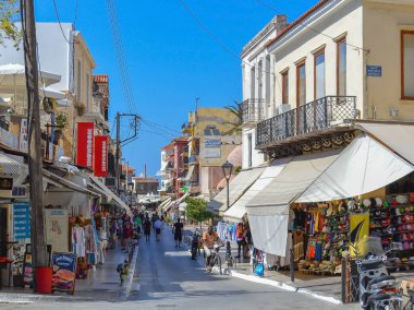 CHANIA, GREECE, 15 Temmuz 2015: Popüler turizm kenti Chania, Girit, Yunanistan 'da yaz günü sokaklardaki insanlar.