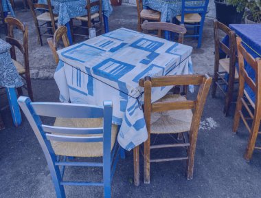 CHANIA, GREECE, 19 Ağustos 2016: Girit, Yunanistan 'daki eski Yunan tavernasından bir sahne.