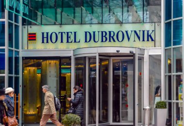 ZAGREB, CROATIA, 10 Mart 2018: Hırvatistan 'ın Zagreb kentindeki Dubrovnik otelinin giriş kapısından insanlar geçiyor.