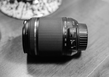 Fotoğraf merceği masada, siyah ve beyaz..