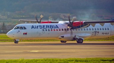 BANJA LUKA, BOSNIA VE HERZEGOVINA, Nisan 04 2018: Air Serbia turbo uçağı Banja Luka, Bosna-Hersek 'teki Banjaluka Uluslararası Havalimanı' nda park yerine yaklaşıyor.