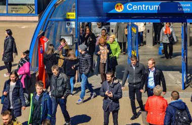 SAVAŞ, POLAND, Nisan 06 2018: İnsanlar Polonya 'nın Varşova kentindeki metro istasyonundan çıkıyorlar.