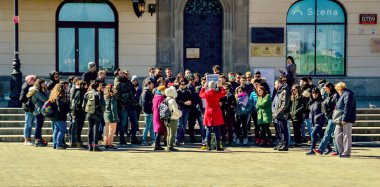 WARsaw, POLAND, Nisan 06 2018: Polonya 'nın Varşova kentindeki Castle Square' de rehberli bir grup turist.
