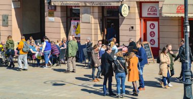 VARŞAN, POLAND, Nisan 07 2018: Polonya 'nın Varşova kentindeki ana yaya bölgesinde insanlar.