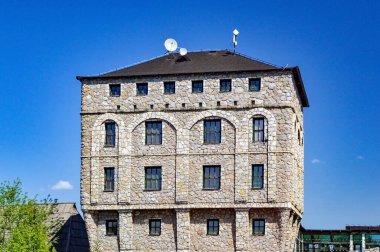 ETHNO VILLAGE STANISICI, BOSNIA VE HERZEGOVINA, 26 Nisan 2018: Bosna-Hersek 'in Stanisici kentindeki Pirg Oteli' nin taş binası.